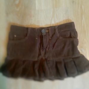 Skirt in brown corduroy.